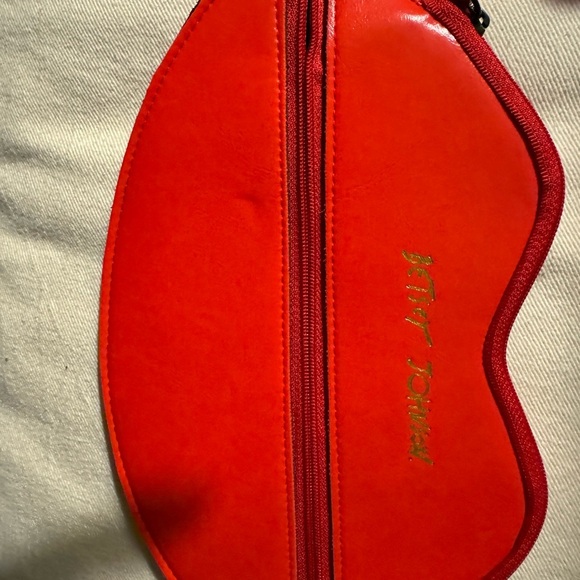Betsy Johnson Wristlet Bright Red w/ Wrist Strap, Shaped like LIPS NWOT - Picture 2 of 9